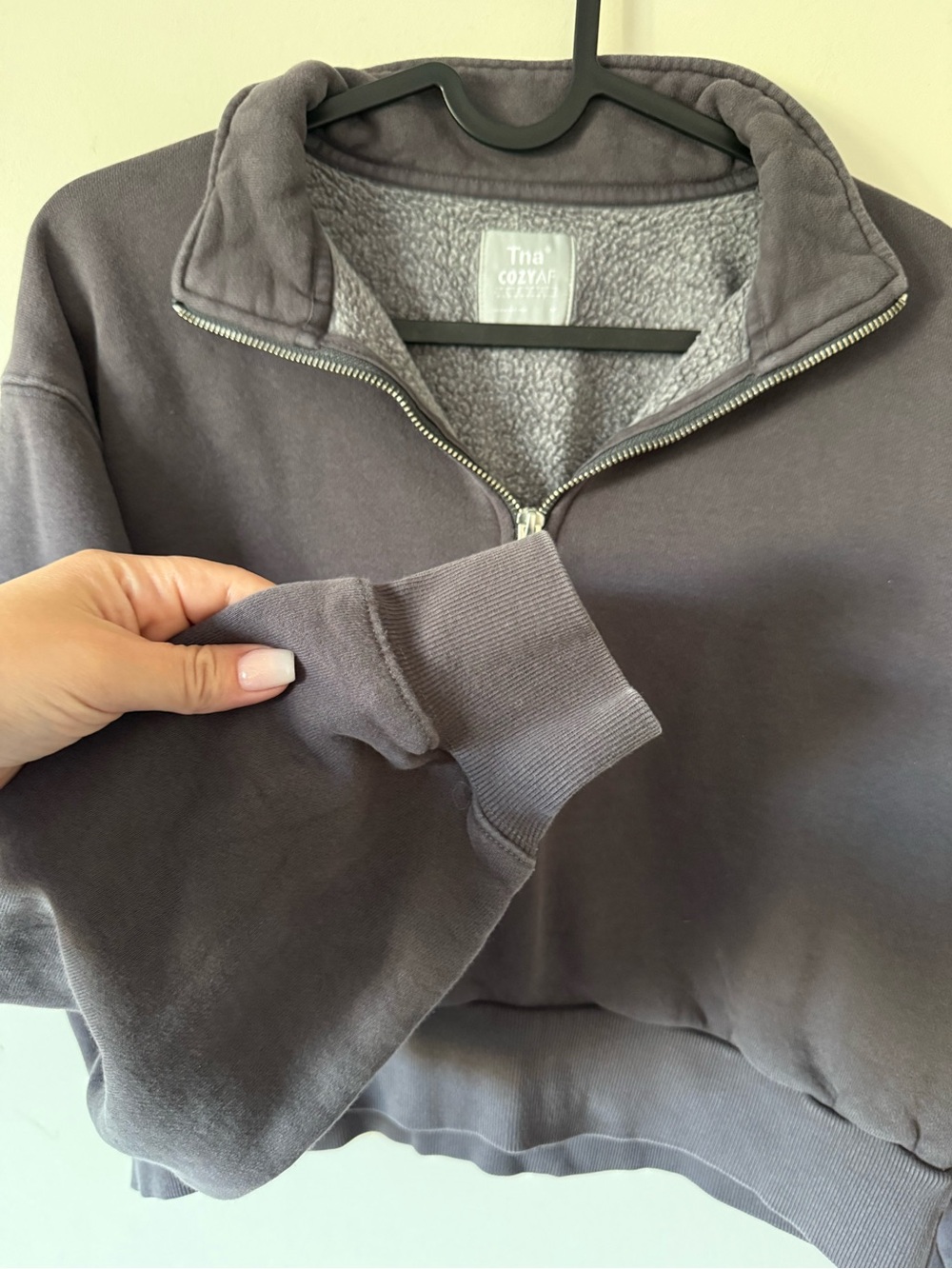 78. | TNA | Cozy AF | Cropped Zip-Neck Sweatshirt | M - Picture 4 of 5